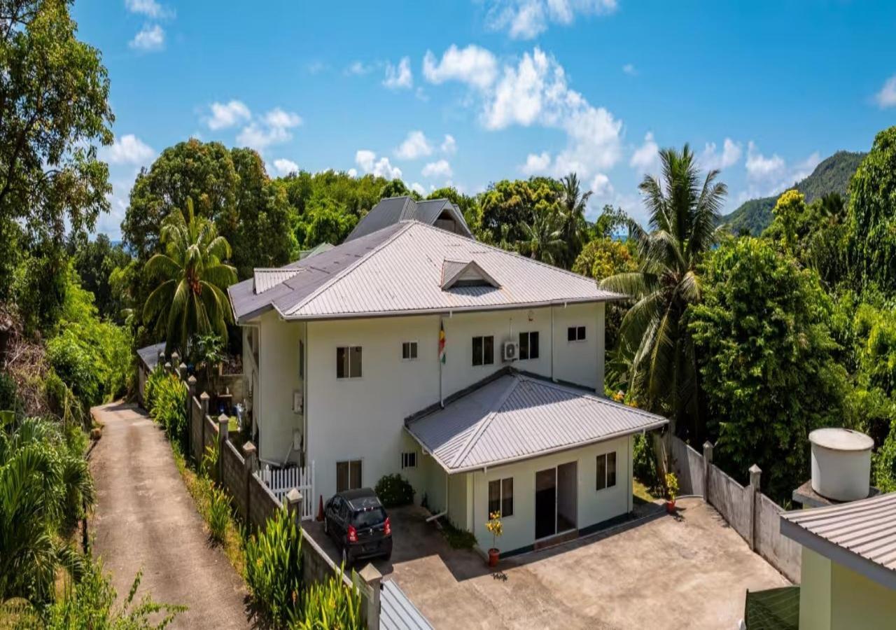 Dovass Self Catering Apartments Takamaka Exterior photo